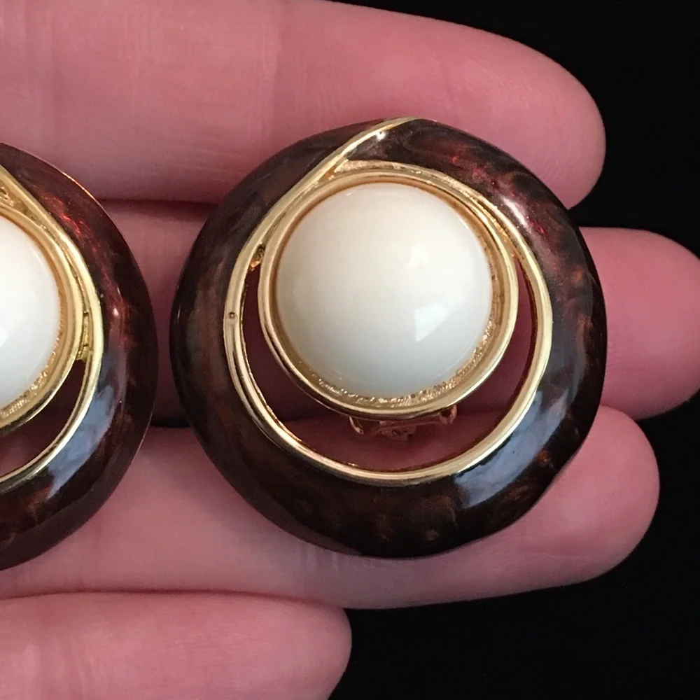 Vintage Red and White Round Clip On Earrings - Picture 4 of 8